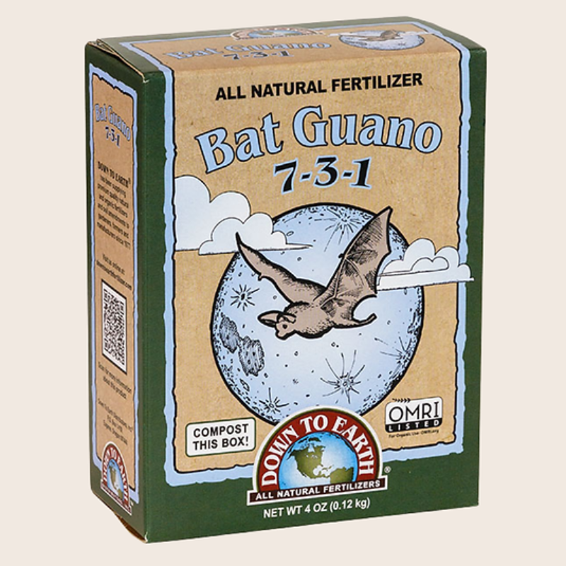 Fertilizante natural en polvo para plantas en crecimiento